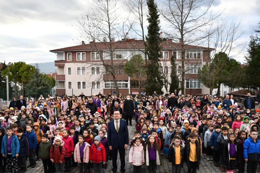DEPREMLERDE HAYATINI KAYBEDENLER OKULLARDA ANILDI