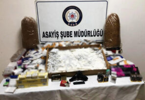 KARABÜK’TE RUHSATSIZ SİLAH VE BANDROLSÜZ SİGARA ELE GEÇİRİLDİ