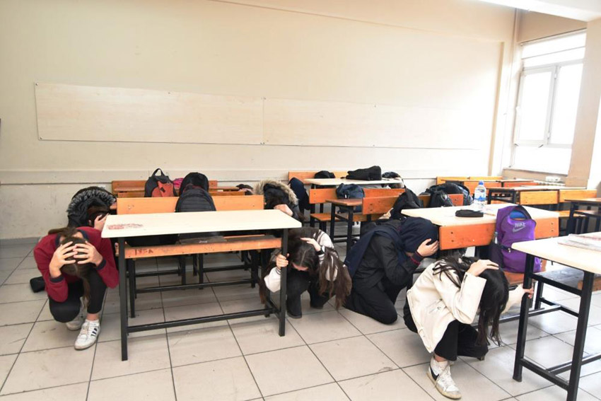 KARABÜK’TEKİ OKULLARDA DEPREM TATBİKATI YAPILIYOR