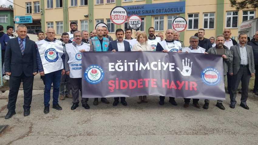 ÖĞRENCİ VELİSİ OKUL BASIP ÖĞRETMENİ VE BİR ÖĞRENCİYİ DARP ETTİ