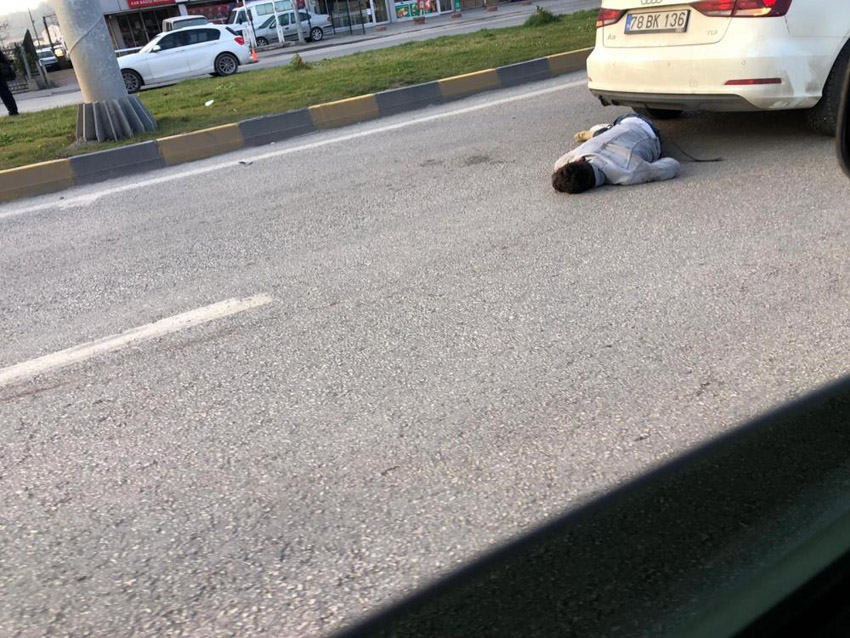 ÜSTGEÇİDİ KULLANMAYAN GENÇ OTOMOBİLİN ÇARPMASIYLA METRELERCE UÇTU