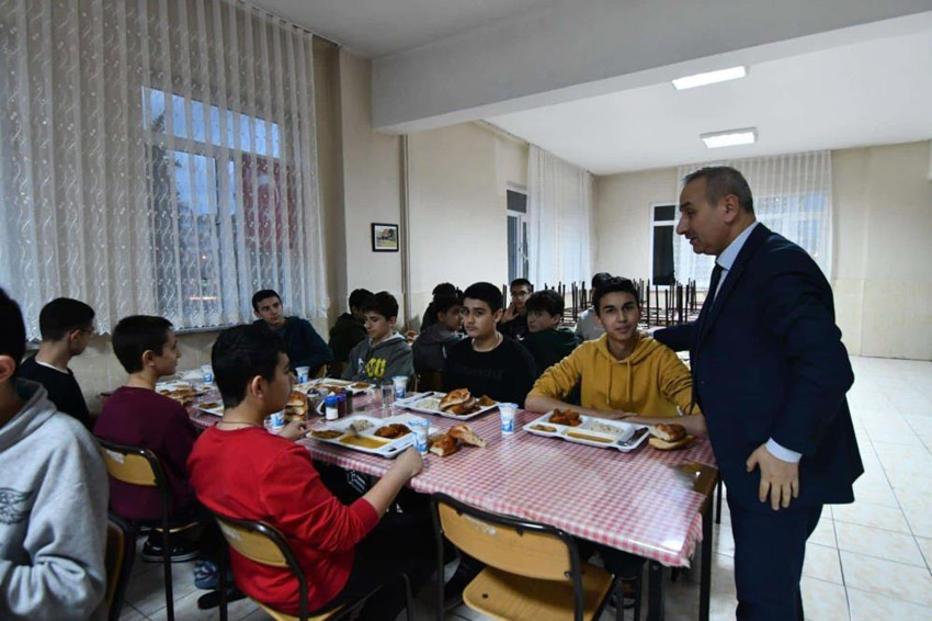 MİLLİ EĞİTİM MÜDÜRÜ AKBAŞ ÖĞRENCİLERLE ORUÇ AÇTI