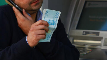 480 BİN LİRASINI POLİS SAYESİNDE KURTARDI