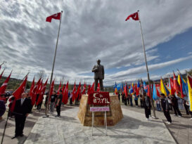 3 NİSAN VALİLİK ÖNÜNDE KUTLANDI