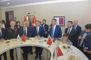 KARABÜK’TE BAYRAMLAŞMA VALİLİK’TE YAPILDI