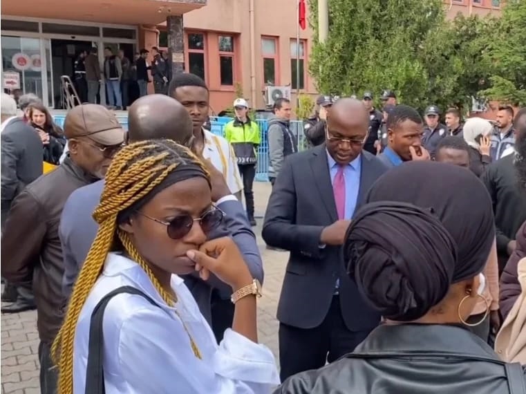 DİNA’NIN BABASI IBOUANGA: ” GERÇEĞİ ÖĞRENMEK VE ADALET BULMAK İSTİYORUM “