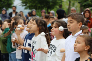 ÇOCUKLAR AİLELERİYLE BİRLİKTE OYUN OYNADI
