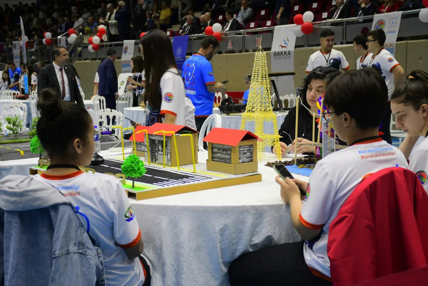 İLK KEZ DÜZENLENEN ‘BİLİM ŞENLİĞİ’NDE 65 PROJE SERGİLENDİ