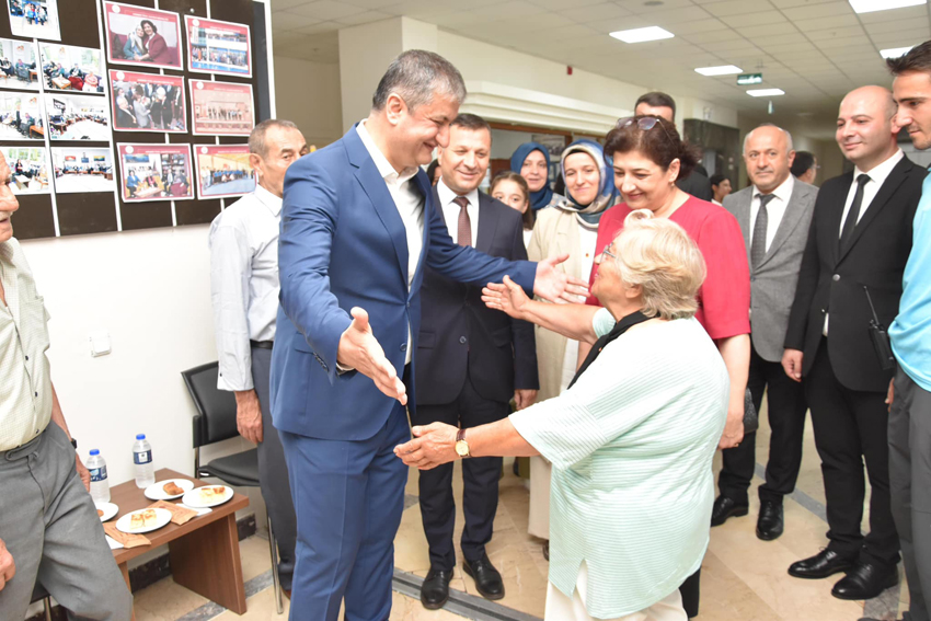 VALİ MUSTAFA YAVUZ VE EŞİ SÜREYYA YAVUZ’DAN HUZUREVİNE ZİYARET