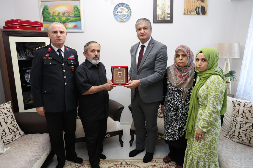 VALİ YAVUZ, ŞEHİT AİLESİNE ŞEHADET BELGESİNİ TAKDİM ETTİ.