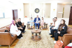 VALİ YAVUZ, KORUYUCU AİLELERİ MAKAMINDA KABUL ETTİ.