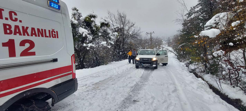YOLDA KALAN AMBULANSA ÖZEL İDARE EKİPLERİ YETİŞTİ