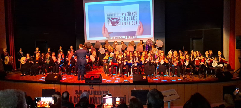 BU KADAR KALABALIK RİTİM TOPLULUĞU SAHNE PERFORMANSI İLE BÜYÜLEDİ