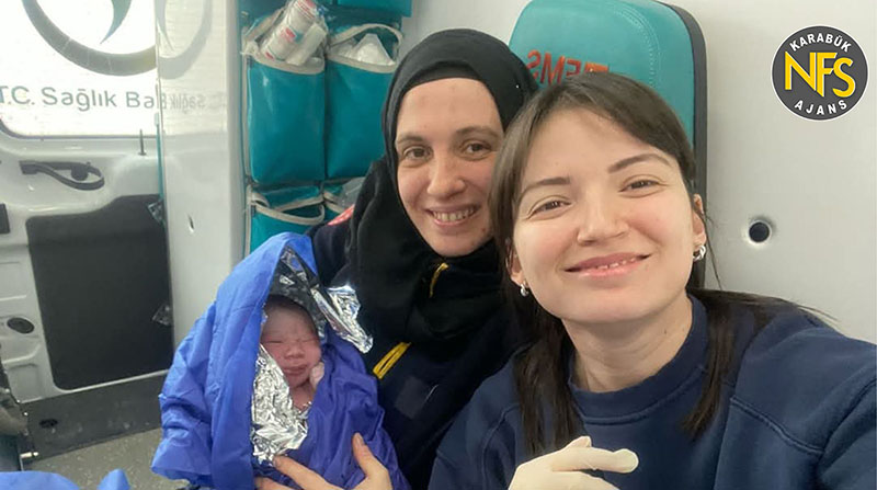 AMBULANSTA DOĞUM MUCİZESİ: “HOŞGELDİN BEBEK!”