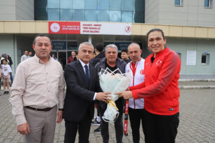 GÜNERİ ÇİÇEKLERLE KARŞILANDI