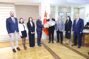 VALİ YAVUZ, SAĞLIK YÖNETİCİLERİNİ KABUL ETTİ.