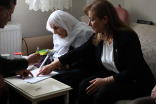 91 VE 96 YAŞINDAKİ ÇİFTTEN İMAMOĞLU’NUN İMZA KAMPANYASINA DESTEK