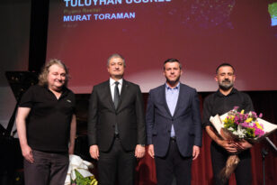 TULUYHAN UĞURLU VERDİĞİ PİYANO RESİTALİ İLE BÜYÜLEDİ