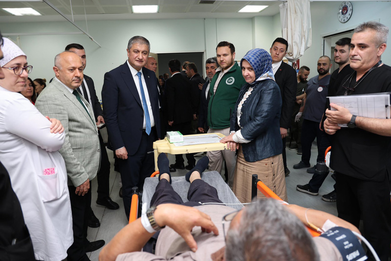 VALİ YAVUZ TRAFİK KAZASINDA YARALANANLARI ZİYARET ETTİ