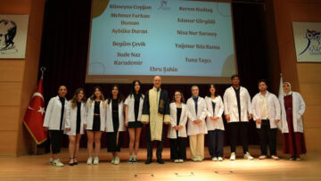 KBÜ FİZYOTERAPİ ÖĞRENCİLERİ BEYAZ ÖNLÜKLERİNİ GİYDİ