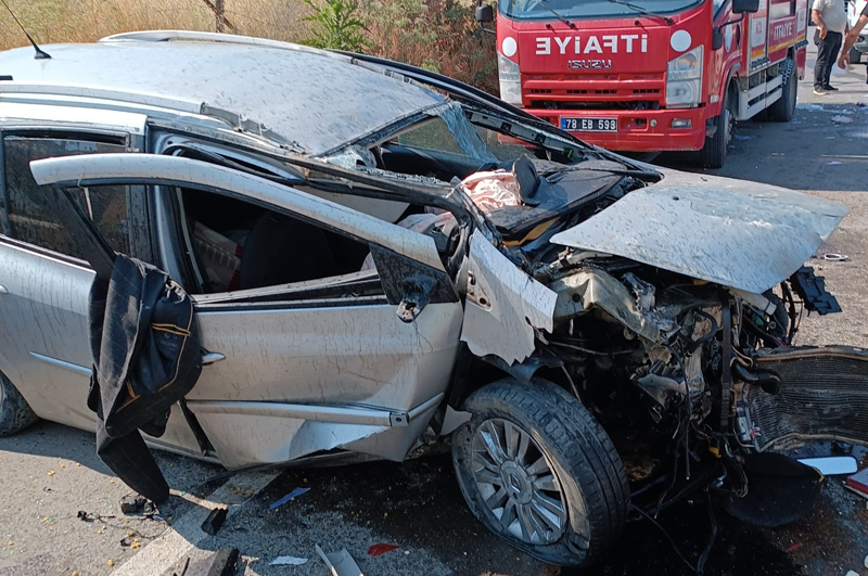 OTOMOBİL BETON ZEMİNE ÇARPTI 1 ÖLÜ 3 YARALI