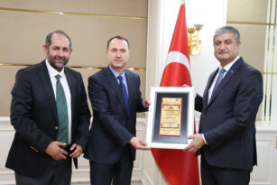 SARI TRAVERTEN TAŞI COĞRAFİ İŞARET TESCİL BELGESİ, VALİ YAVUZ’A TAKDİM EDİLDİ