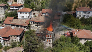 TARİHİ KONAK KÜL OLDU