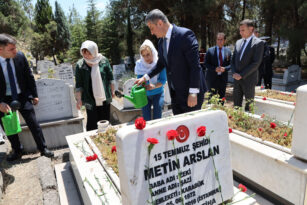 VALİ YAVUZ, 15 TEMMUZ ŞEHİDİ METİN ARSLAN’IN KABRİNİ ZİYARET ETTİ.