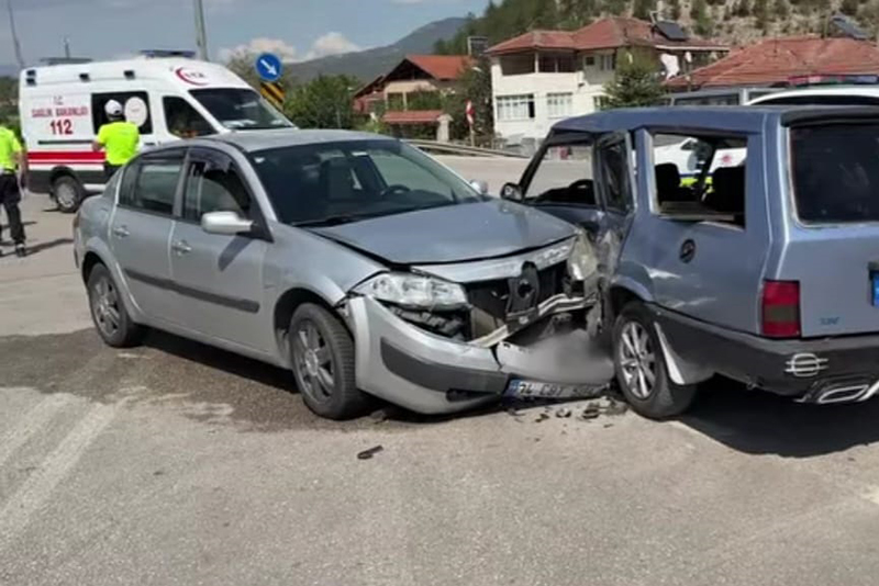KARABÜK ESKİPAZAR YOLUNDA KAZA 6 YARALI