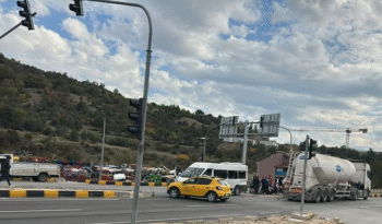 OKUL SERVİSİ İLE TIR ÇARPIŞTI 9 ÖĞRENCİ YARALANDI