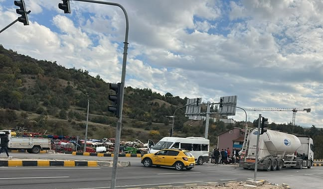 OKUL SERVİSİ İLE TIR ÇARPIŞTI 9 ÖĞRENCİ YARALANDI
