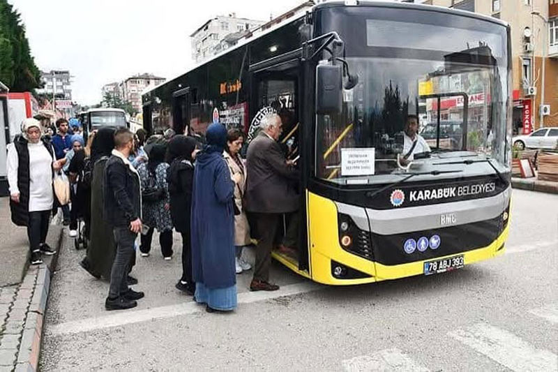  65 YAŞ ALTI EMEKLİLERE HALK OTOBÜSLERİNDE SINIRLAMA GETİRİLDİ