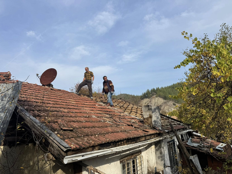 HAFİSE TEYZENİN EVİNİN ÇATISI YAPILIYOR