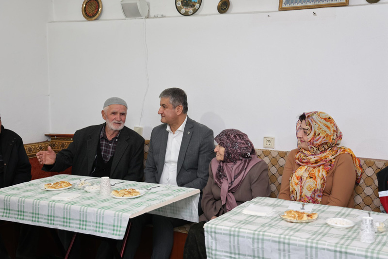 VALİ YAVUZ VE EŞİ ŞEHİT AİLESİNİ ZİYARET ETTİ