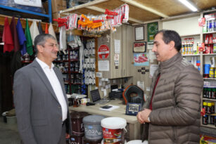 VALİ YAVUZ, ESNAF VE VATANDAŞLARLA BİR ARAYA GELMEYE DEVAM EDİYOR.