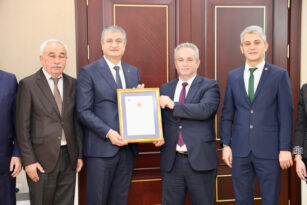 YENİCE IHLAMUR BALI”NIN AB COĞRAFİ İŞARET TESCİL BELGESİ VALİ YAVUZ’A TAKDİM EDİLDİ.
