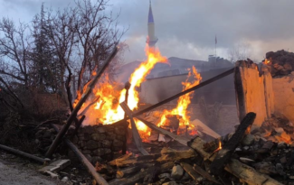 OVACIK İLÇESİNDE ÇIKAN YANGINDA 4 EV BİR AHIR KÜLE DÖNDÜ