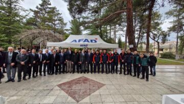 VALİ ÇAĞATAY, DEPREMDE HAYATINI KAYBEDENLER İÇİN DÜZENLENEN MEVLİDE KATILDI