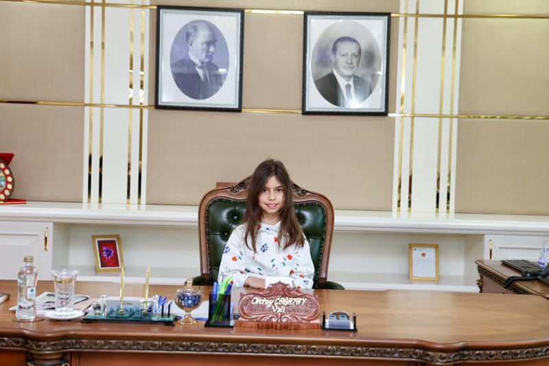 VALİ ÇAĞATAY MAKAMINI MİNİK ZEYNEP’E DEVRETTİ