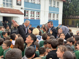 ÖĞRENCİLERDEN BAŞKAN ÇETİNKAYA’YA COŞKULU KARŞILAMA