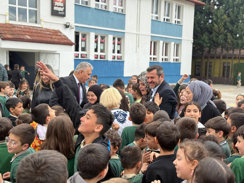 ÖĞRENCİLERDEN BAŞKAN ÇETİNKAYA’YA COŞKULU KARŞILAMA