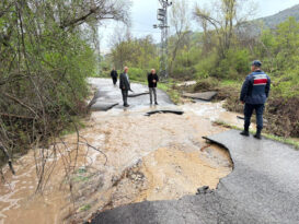 MENFEZ TIKANINCA KÖY YOLU ÇÖKTÜ