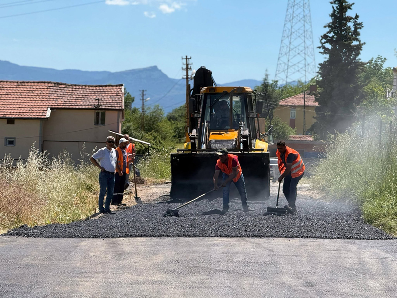 KARABÜK BELEDİYESİ ASFALT SERİMİNE HIZ KESMEDEN DEVAM EDİYOR