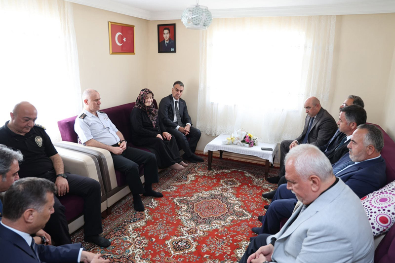 VALİ ÇAĞATAY, 15 TEMMUZ ŞEHİDİ BARIŞ EFE’NİN AİLESİNİ ZİYARET ETTİ