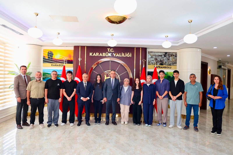 VALİ ÇAĞATAY YKS ŞAMPİYONLARI İLE BİR ARAYA GELDİ